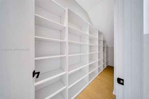 Casa en venta en Miami, Florida, 5 dormitorios, 279.91 m2 № 1976591 - foto 26