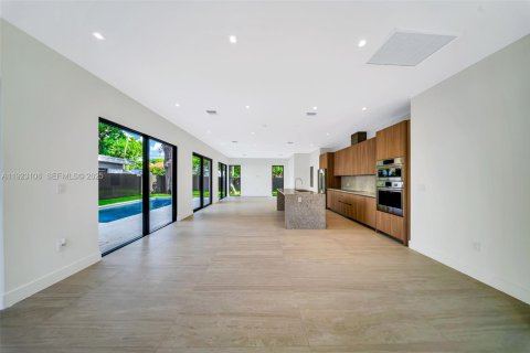 Casa en venta en Miami, Florida, 5 dormitorios, 279.91 m2 № 1976591 - foto 20