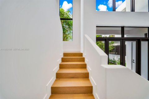 Casa en venta en Miami, Florida, 5 dormitorios, 279.91 m2 № 1976591 - foto 29