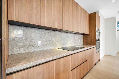 Casa en venta en Miami, Florida, 5 dormitorios, 279.91 m2 № 1976591 - foto 23