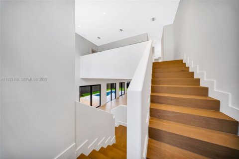 Casa en venta en Miami, Florida, 5 dormitorios, 279.91 m2 № 1976591 - foto 30