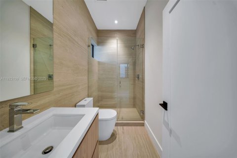 Casa en venta en Miami, Florida, 5 dormitorios, 279.91 m2 № 1976591 - foto 13