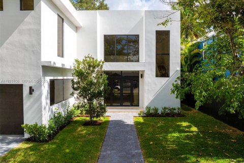 Casa en venta en Miami, Florida, 5 dormitorios, 279.91 m2 № 1976591 - foto 3