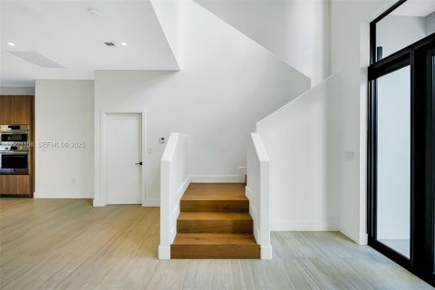 Casa en venta en Miami, Florida, 5 dormitorios, 279.91 m2 № 1976591 - foto 27