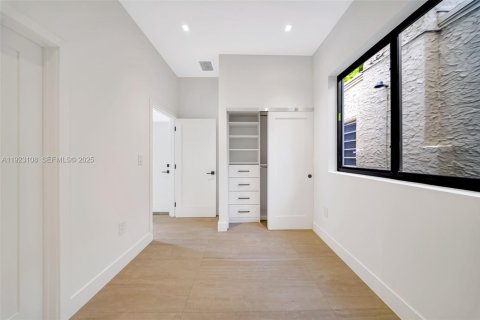 Casa en venta en Miami, Florida, 5 dormitorios, 279.91 m2 № 1976591 - foto 12