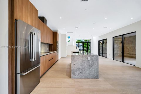 Casa en venta en Miami, Florida, 5 dormitorios, 279.91 m2 № 1976591 - foto 18
