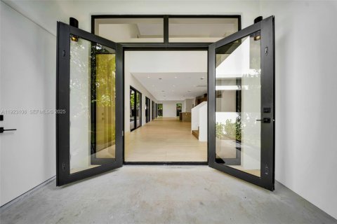 Casa en venta en Miami, Florida, 5 dormitorios, 279.91 m2 № 1976591 - foto 2