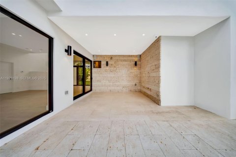 Casa en venta en Miami, Florida, 5 dormitorios, 279.91 m2 № 1976591 - foto 7