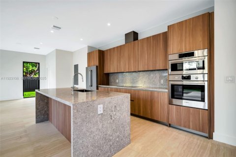 Casa en venta en Miami, Florida, 5 dormitorios, 279.91 m2 № 1976591 - foto 15