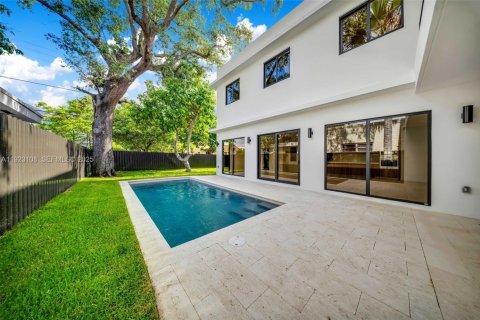 Casa en venta en Miami, Florida, 5 dormitorios, 279.91 m2 № 1976591 - foto 8