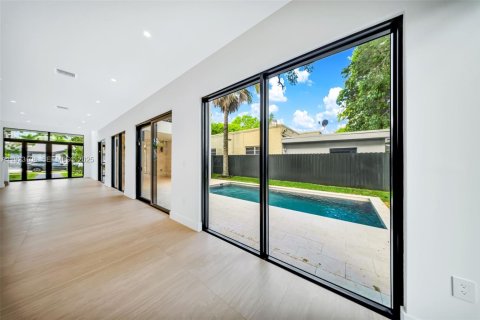 Casa en venta en Miami, Florida, 5 dormitorios, 279.91 m2 № 1976591 - foto 25