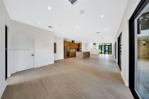 Casa en venta en Miami, Florida, 5 dormitorios, 279.91 m2 № 1976591 - foto 19