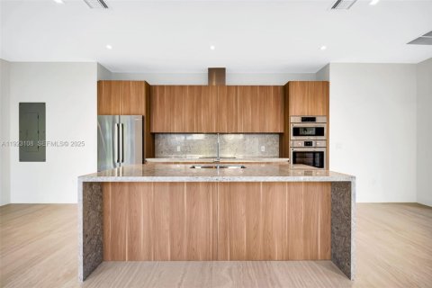 Casa en venta en Miami, Florida, 5 dormitorios, 279.91 m2 № 1976591 - foto 17