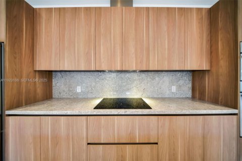 Casa en venta en Miami, Florida, 5 dormitorios, 279.91 m2 № 1976591 - foto 22