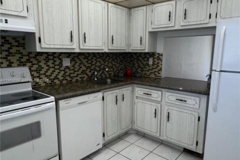 Copropriété à louer à Tamarac, Floride: 1 chambre, 76.64 m2 № 2023985 - photo 2