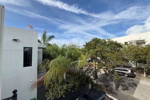 Apartamento en alquiler en Miami, Florida, 3 dormitorios, 92.9 m2 № 1991922 - foto 5