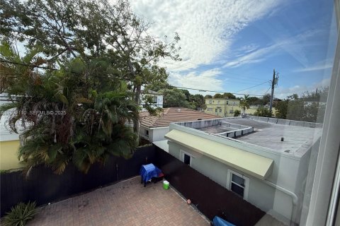 Apartamento en alquiler en Miami, Florida, 3 dormitorios, 92.9 m2 № 1991922 - foto 19