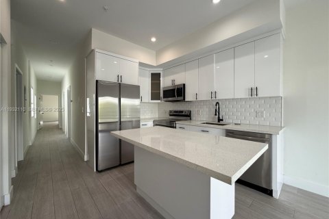 Apartamento en alquiler en Miami, Florida, 3 dormitorios, 92.9 m2 № 1991922 - foto 11