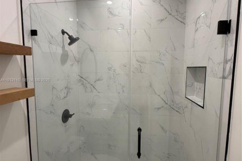 Apartamento en alquiler en Miami, Florida, 3 dormitorios, 92.9 m2 № 1991922 - foto 24