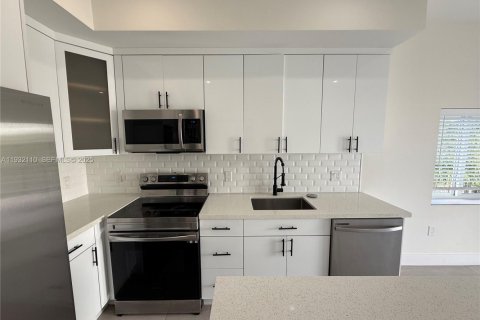 Apartamento en alquiler en Miami, Florida, 3 dormitorios, 92.9 m2 № 1991922 - foto 10