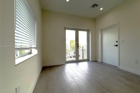 Apartamento en alquiler en Miami, Florida, 3 dormitorios, 92.9 m2 № 1991922 - foto 13