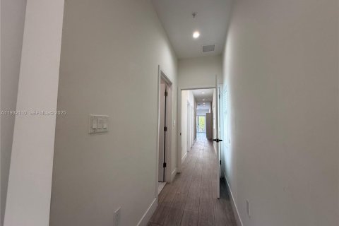 Apartamento en alquiler en Miami, Florida, 3 dormitorios, 92.9 m2 № 1991922 - foto 28