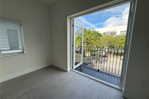 Apartamento en alquiler en Miami, Florida, 3 dormitorios, 92.9 m2 № 1991922 - foto 3