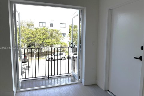 Apartamento en alquiler en Miami, Florida, 3 dormitorios, 92.9 m2 № 1991922 - foto 4