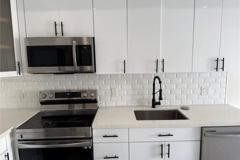 Apartamento en alquiler en Miami, Florida, 3 dormitorios, 92.9 m2 № 1991922 - foto 12