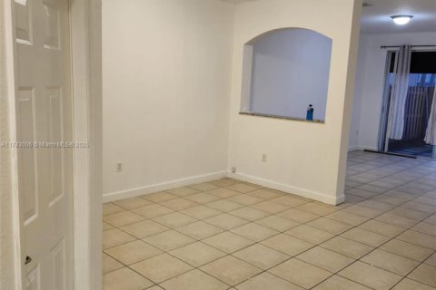 Townhouse in Miami, Florida 4 bedrooms, 166.57 sq.m. № 1944008 - photo 4