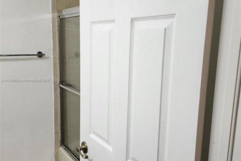 Townhouse in Miami, Florida 4 bedrooms, 166.57 sq.m. № 1944008 - photo 16