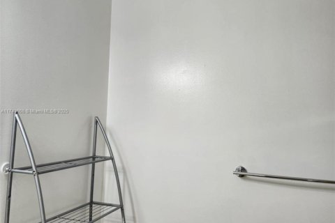 Townhouse in Miami, Florida 4 bedrooms, 166.57 sq.m. № 1944008 - photo 17