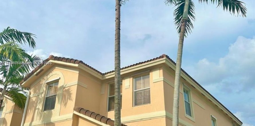 Townhouse in Miami, Florida 4 bedrooms, 166.57 sq.m. № 1944008