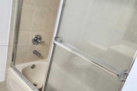 Touwnhouse à vendre à Miami, Floride: 4 chambres, 166.57 m2 № 1944008 - photo 25