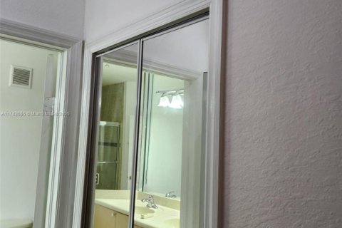 Townhouse in Miami, Florida 4 bedrooms, 166.57 sq.m. № 1944008 - photo 25