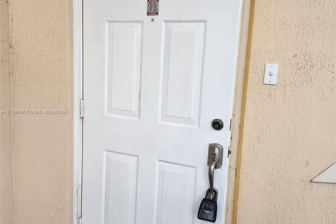 Townhouse in Miami, Florida 4 bedrooms, 166.57 sq.m. № 1944008 - photo 2