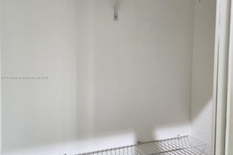 Townhouse in Miami, Florida 4 bedrooms, 166.57 sq.m. № 1944008 - photo 23