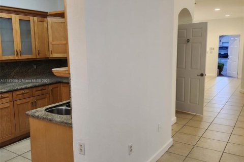 Townhouse in Miami, Florida 4 bedrooms, 166.57 sq.m. № 1944008 - photo 5