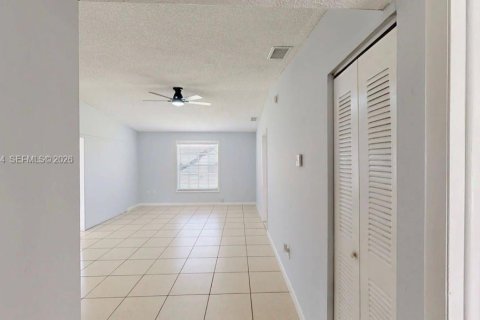 House in Miramar, Florida 2 bedrooms, 104.52 sq.m. № 2089882 - photo 2