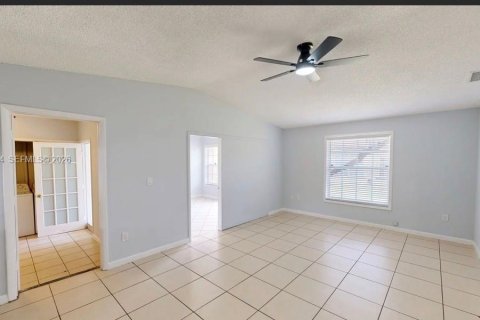 House in Miramar, Florida 2 bedrooms, 104.52 sq.m. № 2089882 - photo 3