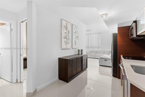 Condo in Miami, Florida, 1 bedroom  № 2026909 - photo 10