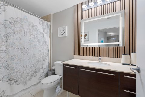 Condo in Miami, Florida, 1 bedroom  № 2026909 - photo 16