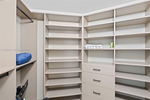 Condo in Miami, Florida, 1 bedroom  № 2026909 - photo 17