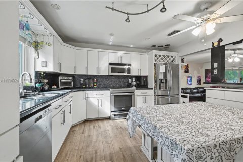 House in Fort Lauderdale, Florida 3 bedrooms, 117.06 sq.m. № 1992962 - photo 8