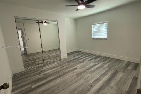 House in Miami, Florida 4 bedrooms, 273.88 sq.m. № 1893443 - photo 12