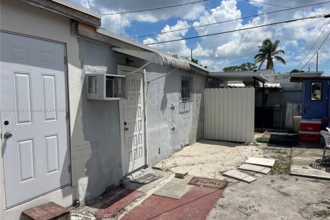 House in Miami, Florida 4 bedrooms, 273.88 sq.m. № 1893443 - photo 29