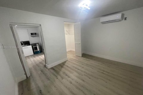 House in Miami, Florida 4 bedrooms, 273.88 sq.m. № 1893443 - photo 18