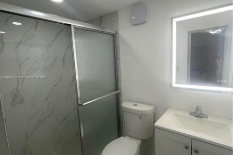 House in Miami, Florida 4 bedrooms, 273.88 sq.m. № 1893443 - photo 19