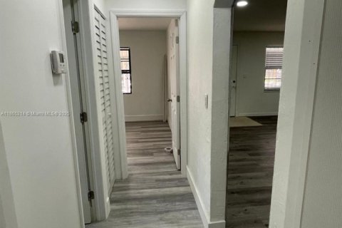 House in Miami, Florida 4 bedrooms, 273.88 sq.m. № 1893443 - photo 11