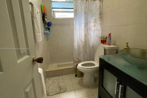 House in Miami, Florida 4 bedrooms, 273.88 sq.m. № 1893443 - photo 24